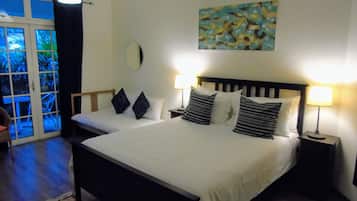 Desk, soundproofing, free WiFi