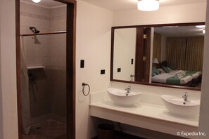 Shared Dormitory (Nuve Nueva) | Bathroom | Shower, hair dryer, towels - Hotel Felicidad (Vigan)