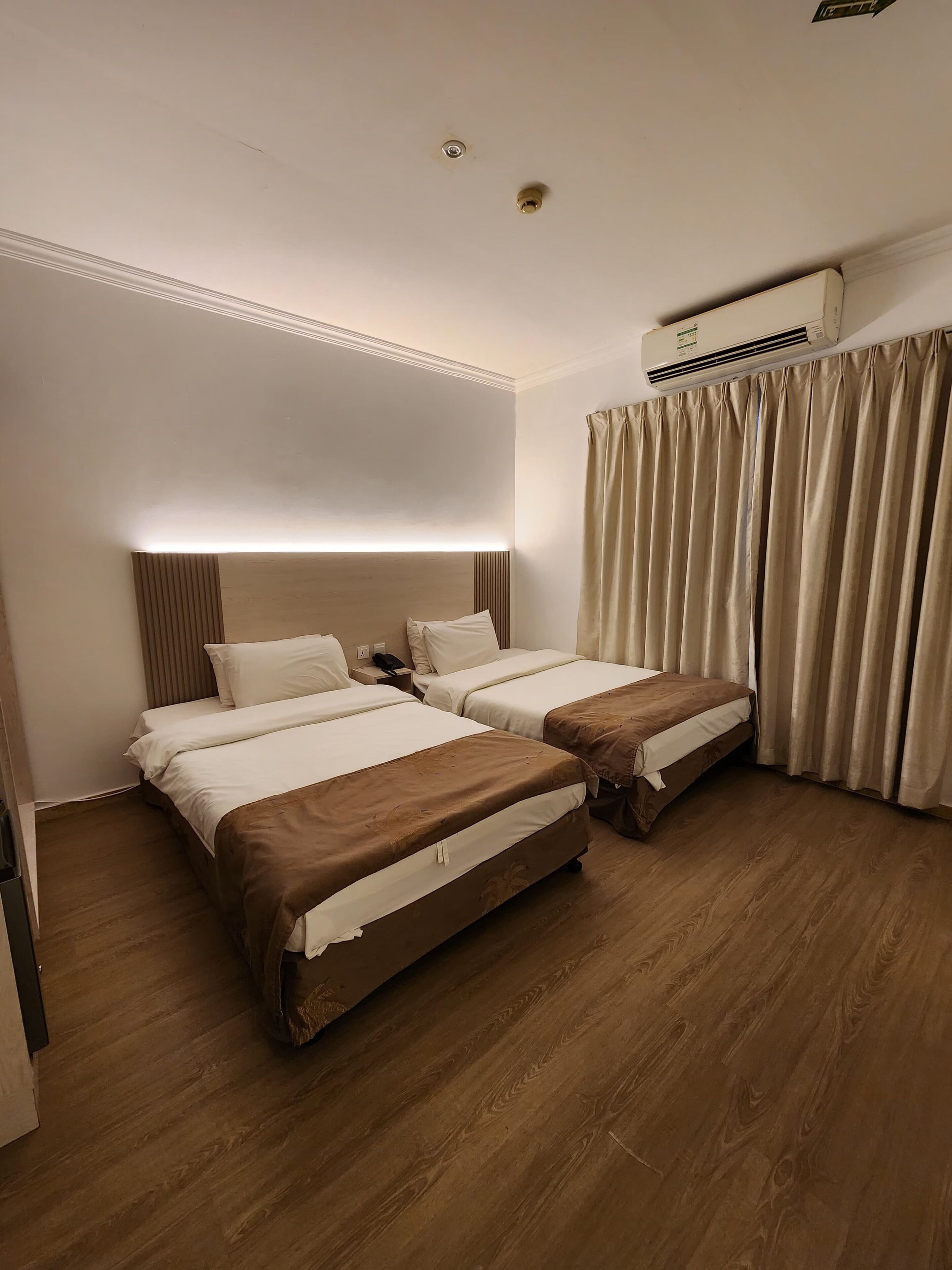 standard double room | desk, soundproofing, rollaway beds, free wifi