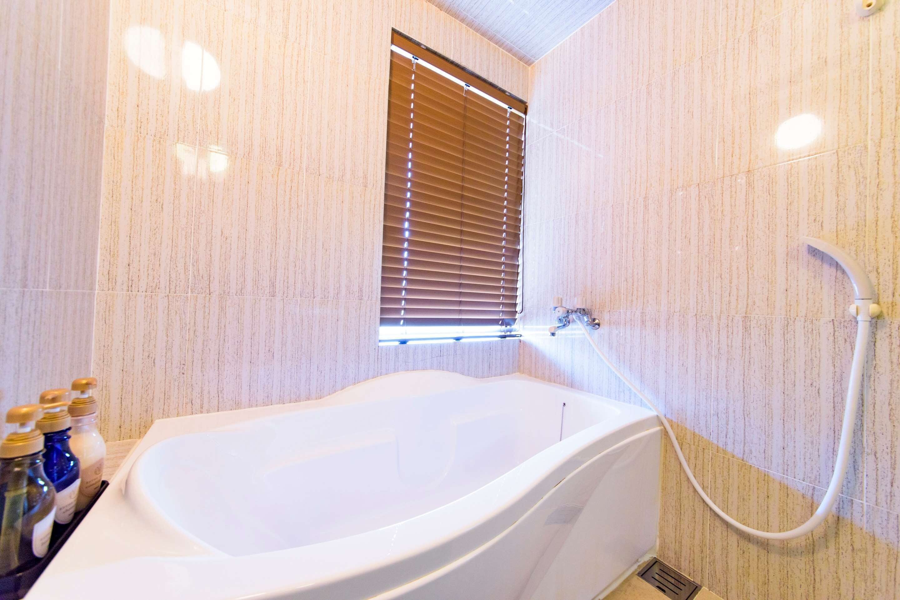 standard room 2 single beds with balcony, non smoking (with extra bed) | bathroom | combined shower/bathtub, free toiletries, hair dryer, slippers