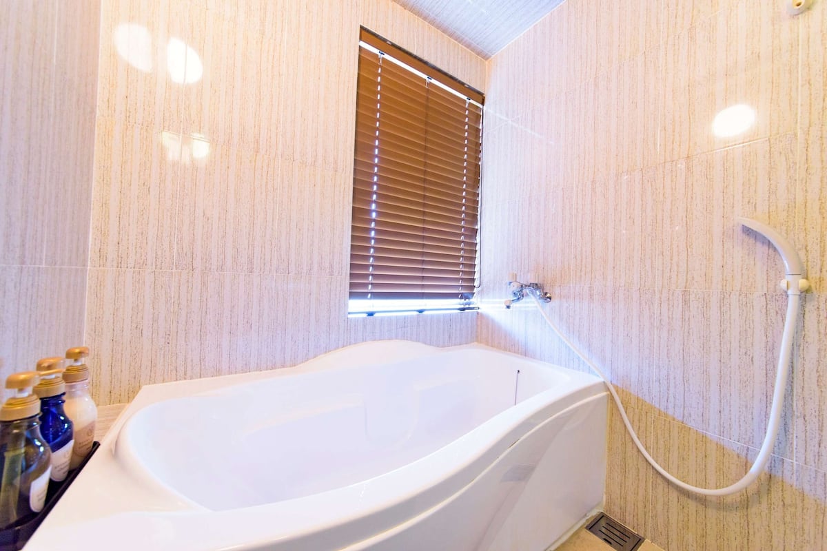 standard room 2 single beds with balcony, non smoking (with extra bed) | bathroom | combined shower/bathtub, free toiletries, hair dryer, slippers