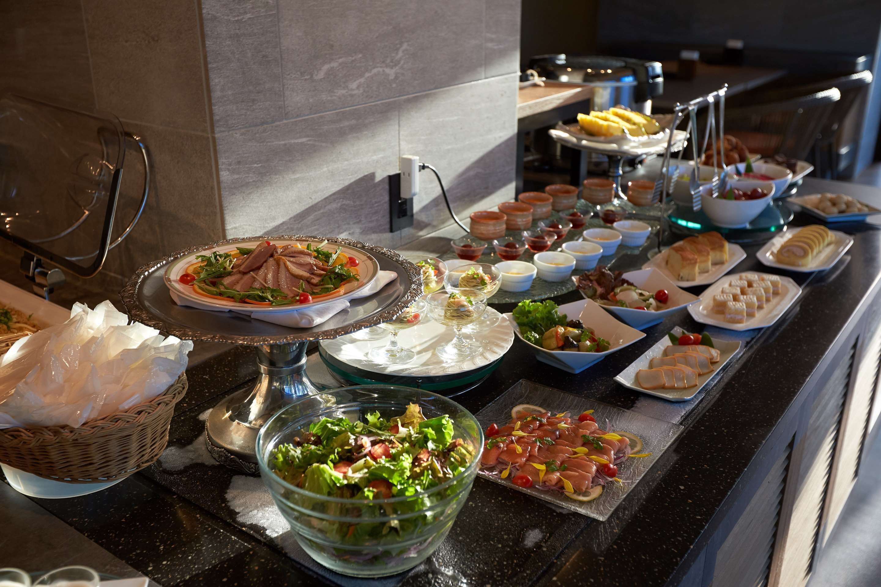 Um buffet com diversos pratos e bebidas.