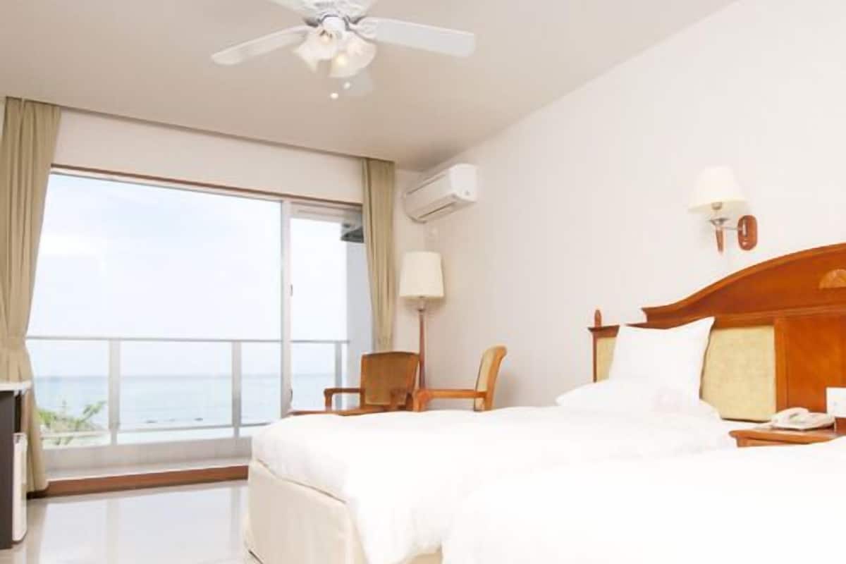 Escritorio, cortinas opacas, tabla de planchar con plancha