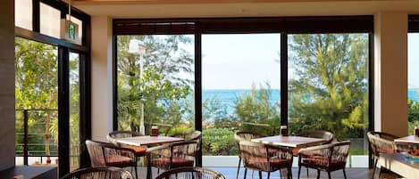 DĂźner servi sur place, vue sur la mer