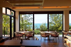 Se sirven cenas y cocina internacional (con vistas al mar) 