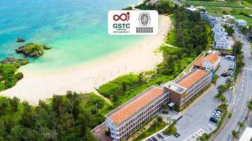 Rannalla, valkoista hiekkaa