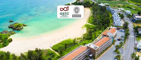 Na praia, areia branca