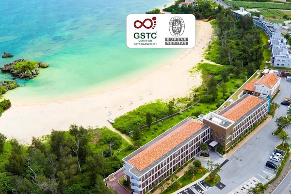 Di pantai dan pasir putih