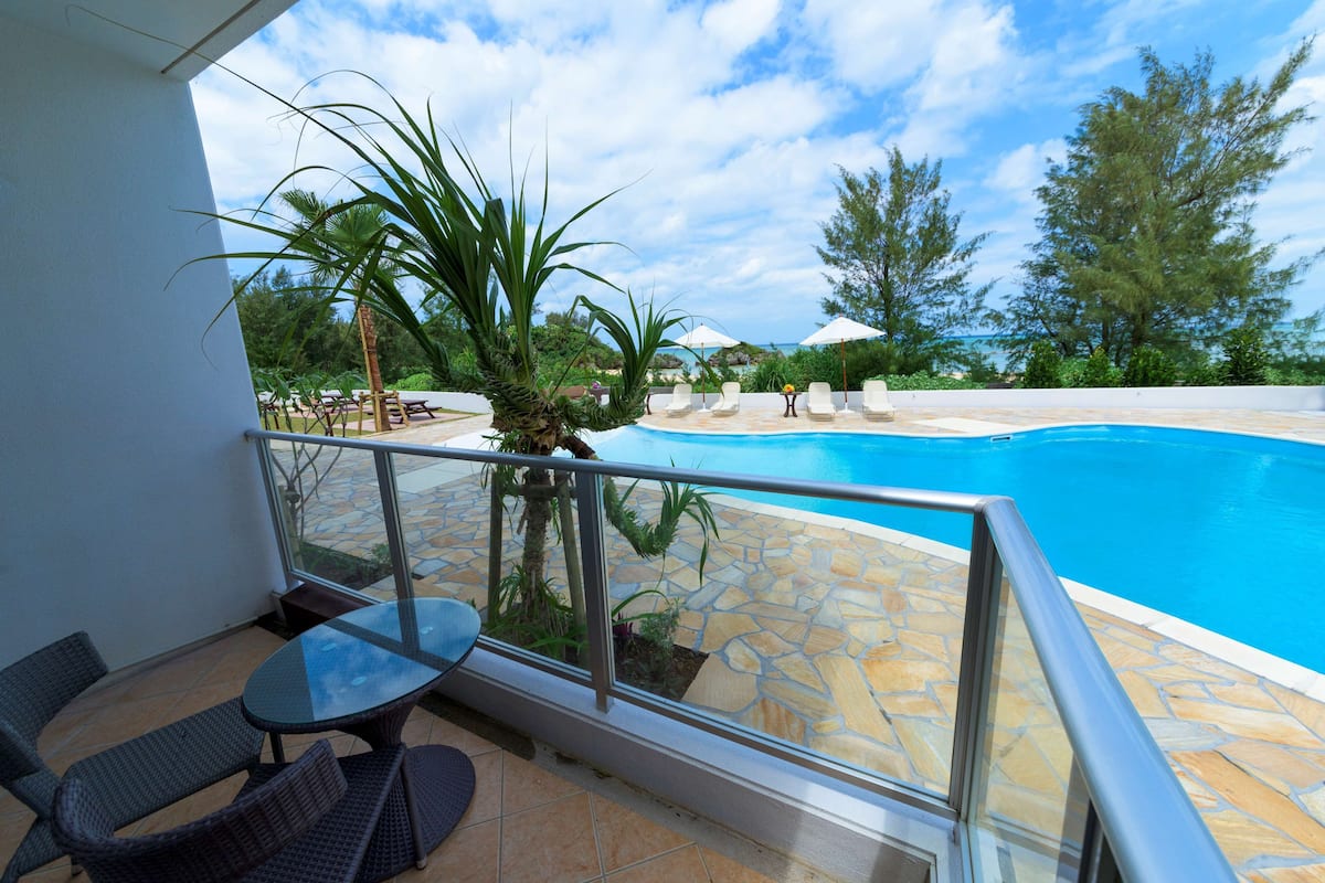 Bureau, rideaux d’obscurcissement, fer et planche à repasser