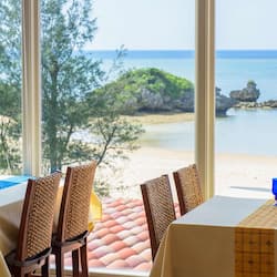 Dîner servi sur place, vue sur la mer