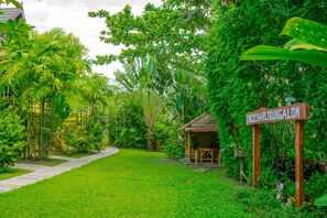 A lush garden with a wooden sign reading "CHEZCHARLIBUNGALOW". - Chez Charly Bungalow (Sa Khu)