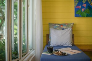 Apartamento, 2 habitaciones | Zona de estar | Televisión LED de 32 pulgadas con canales por cable, una televisión