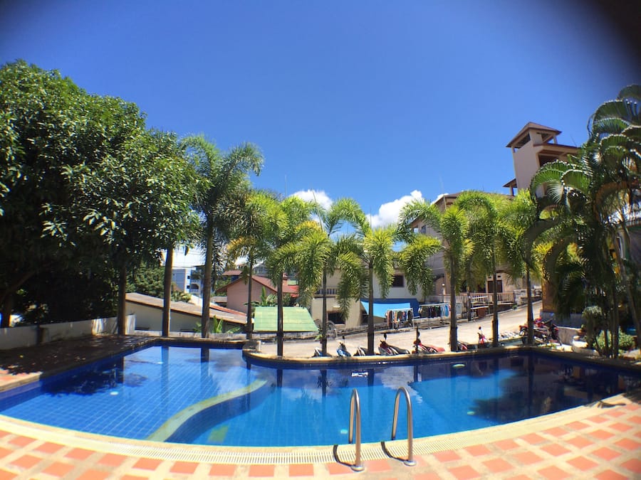 Hồ bơi ngoài trời