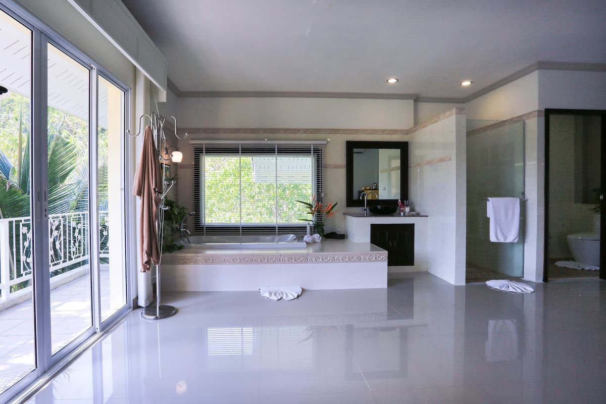 honeymoon penthouse, mountain view, mountainside | deep-soaking bathtub