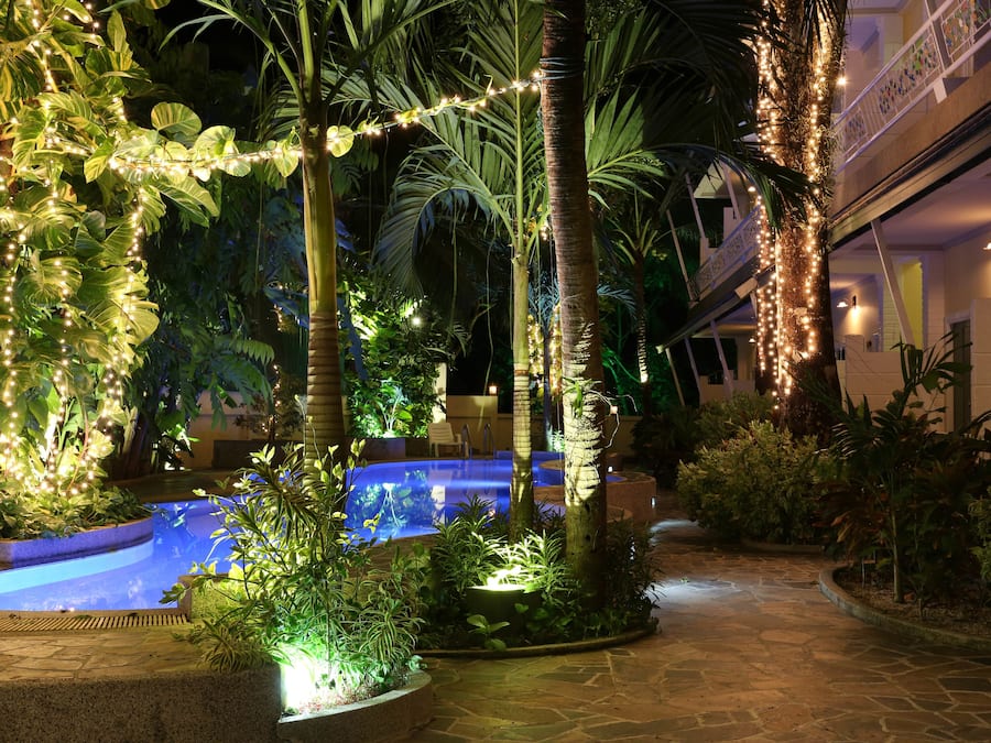 Utendørsbasseng og solsenger