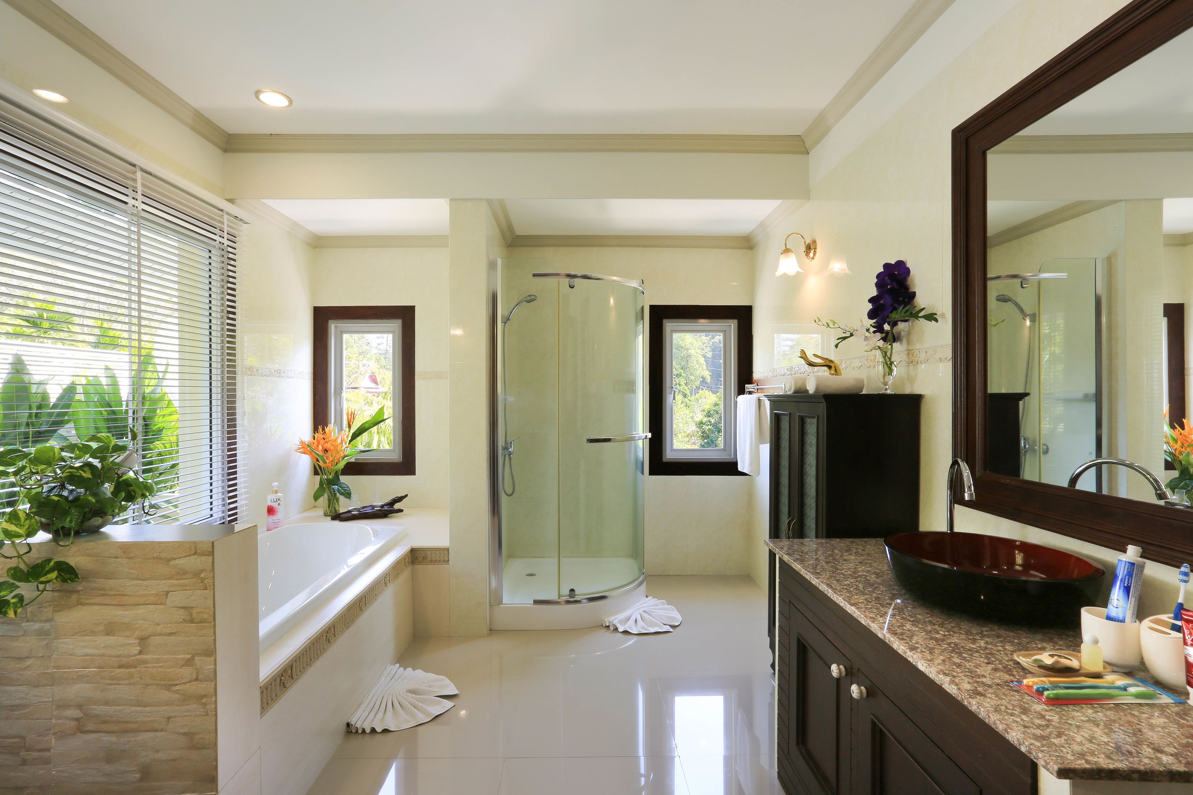 suite | bathroom | free toiletries, hair dryer, towels