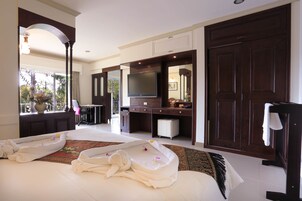 Honeymoon Penthouse, Mountain View, Mountainside | Minibar, in-room safe, free WiFi, bed sheets