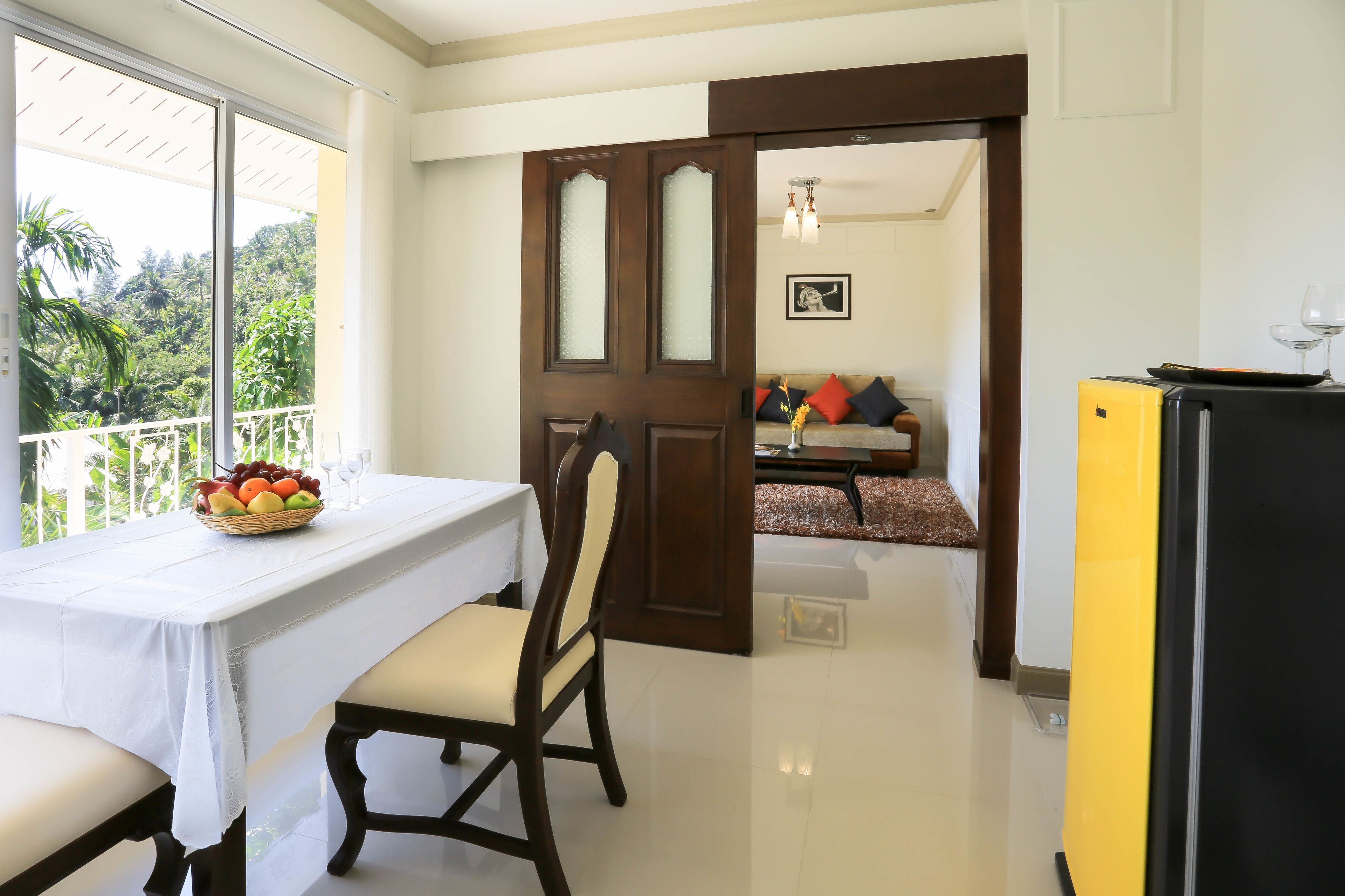 suite | in-room dining