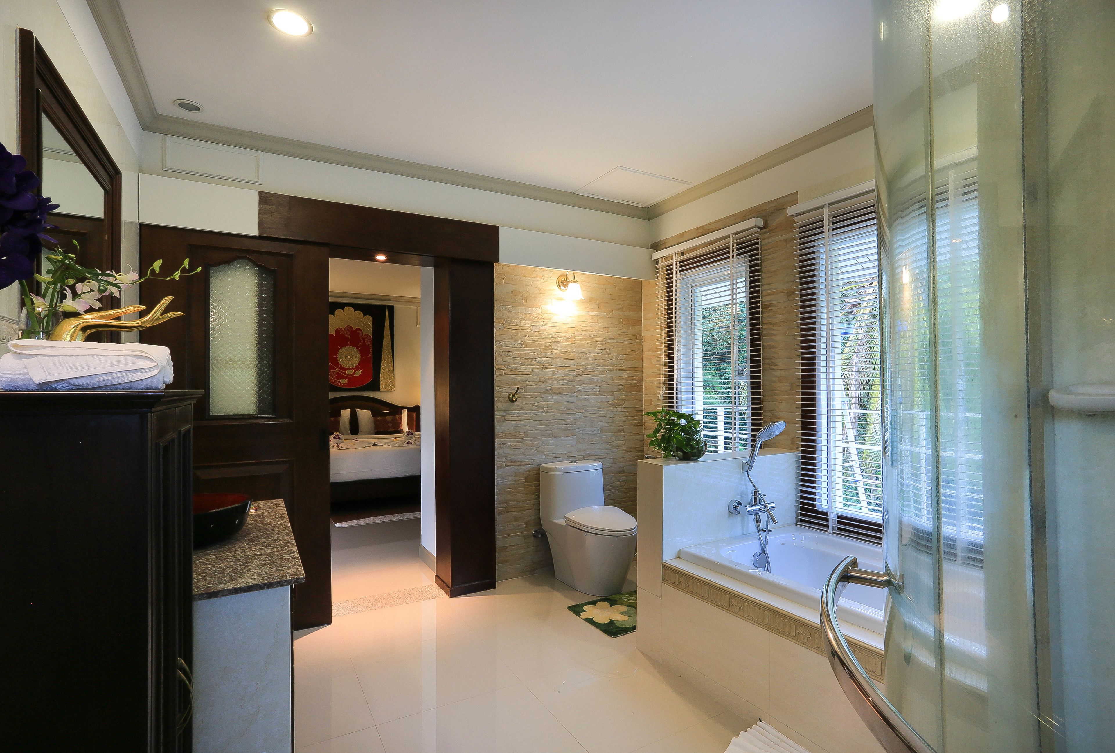 suite | bathroom | free toiletries, hair dryer, towels