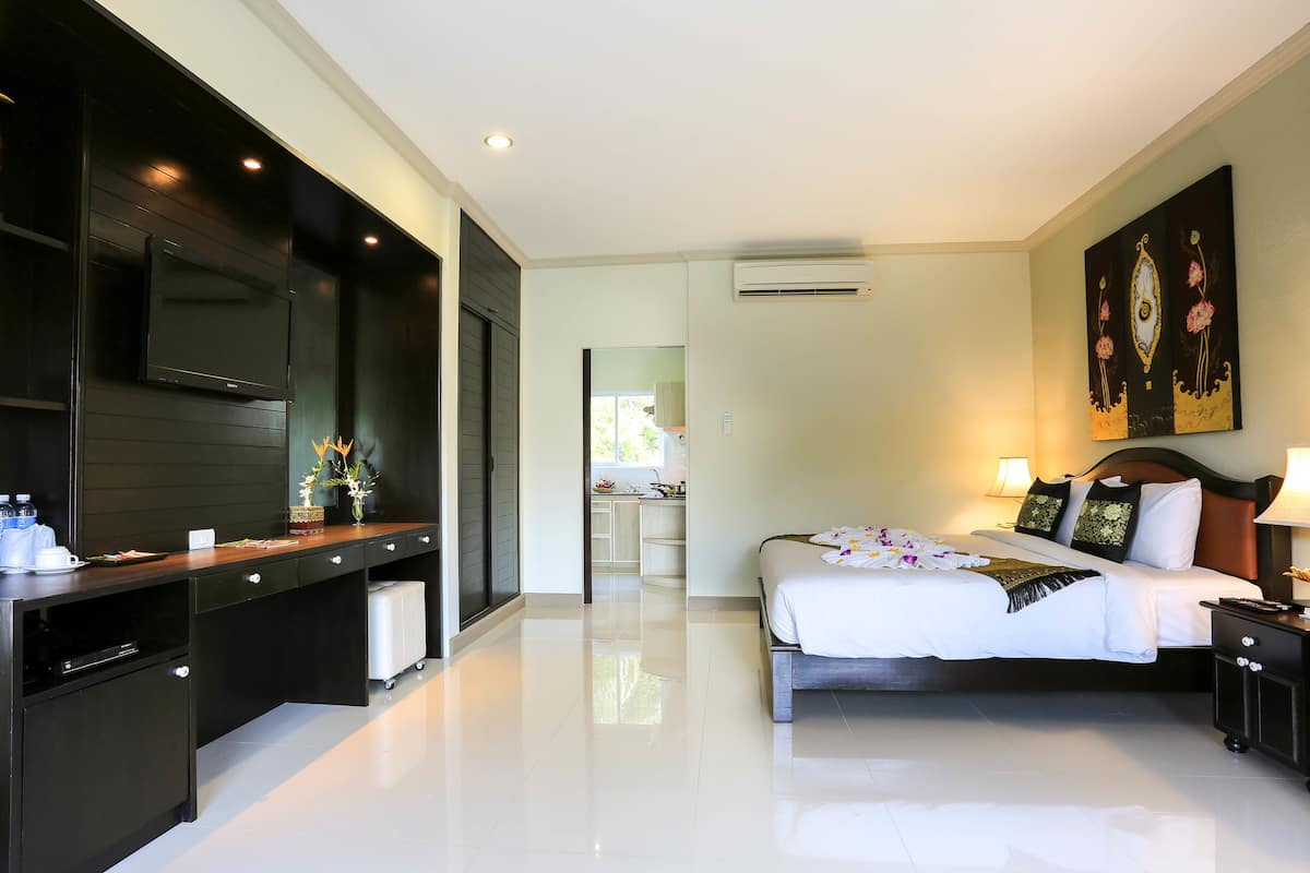 deluxe room | minibar, in-room safe, free cots/infant beds, free wifi