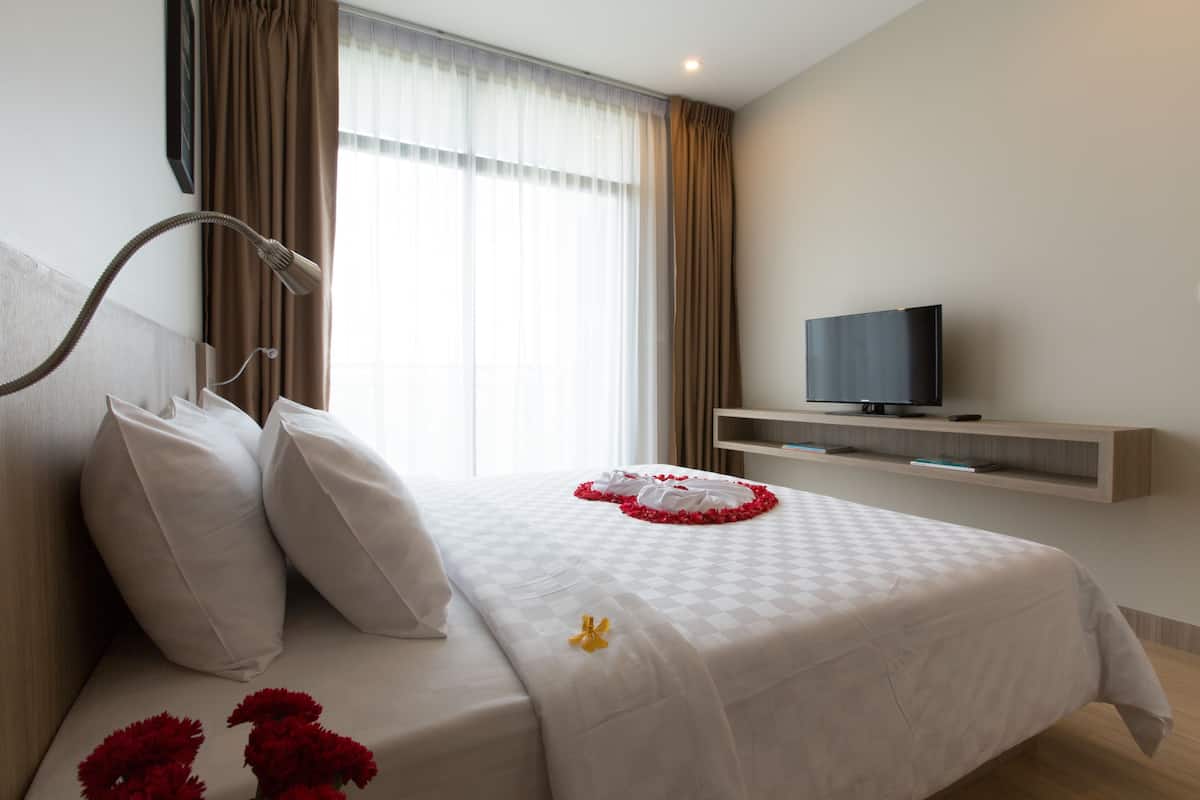 deluxe suite | 1 bedroom, in-room safe, blackout curtains, free cots/infant beds
