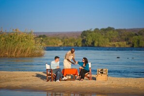 Petit déjeuner, déjeuner et dîner servis sur place