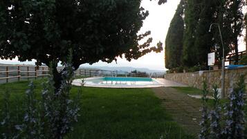 Piscine extérieure, chaises longues