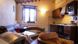 Apartamento, 1 habitación | Ropa de cama de alta calidad y escritorio