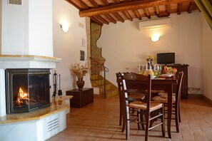 Premium bedding, desk, laptop workspace, blackout drapes - Agriturismo Bonello (Pienza)