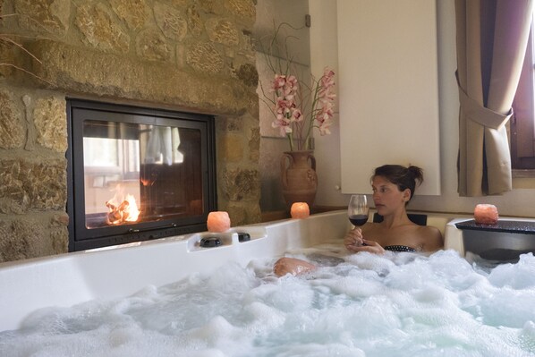 Phòng Suite Deluxe | Bộ đồ giường cao cấp, bàn, khu vực làm việc phù hợp cho laptop 