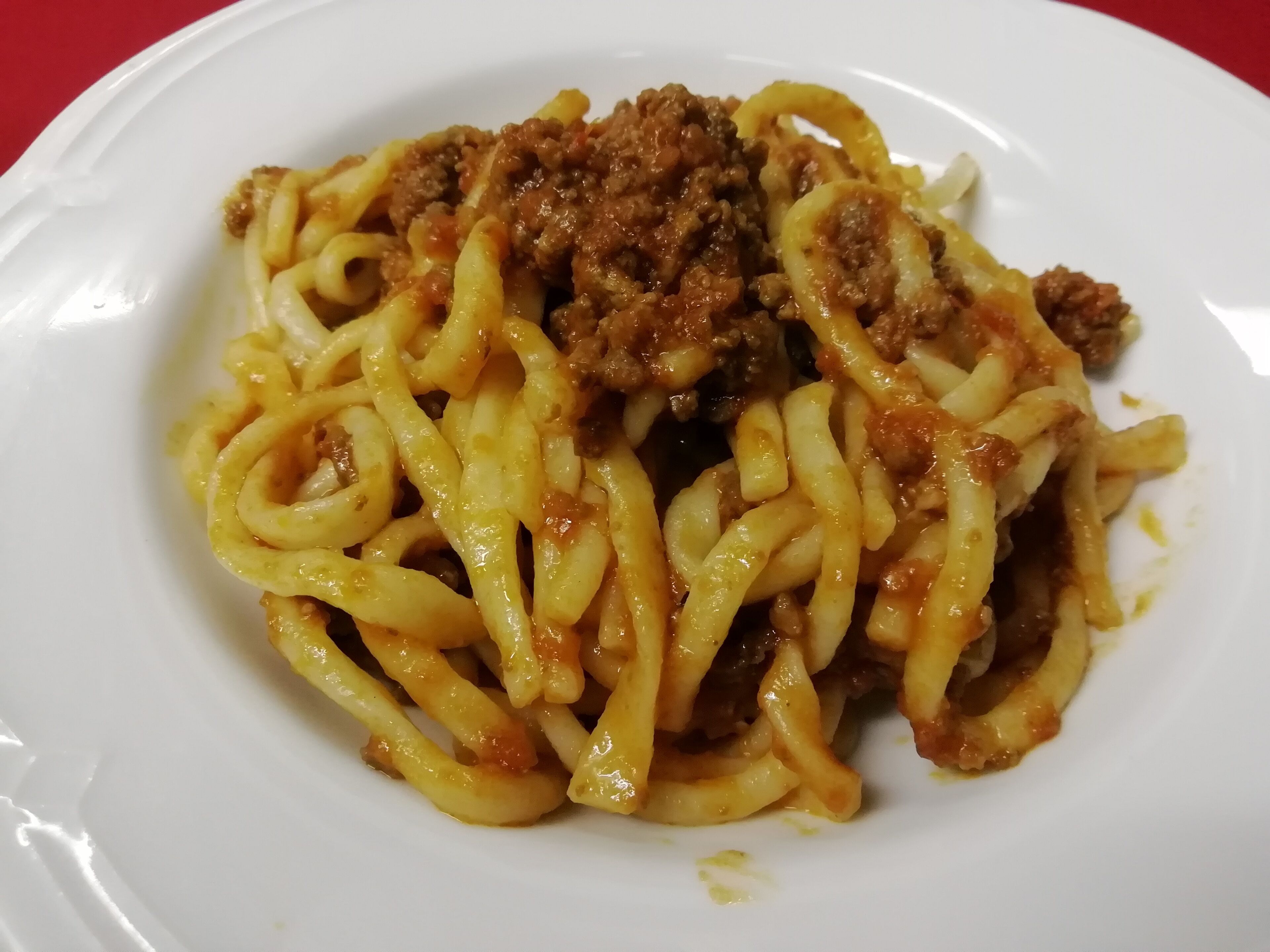 Une assiette de spaghettis à la sauce tomate et à la viande.