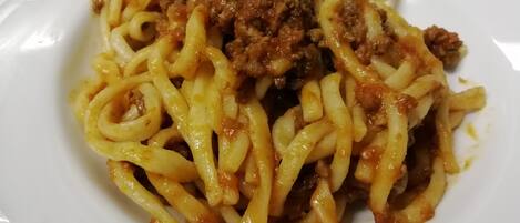 Une assiette de spaghettis à la sauce tomate et à la viande.
