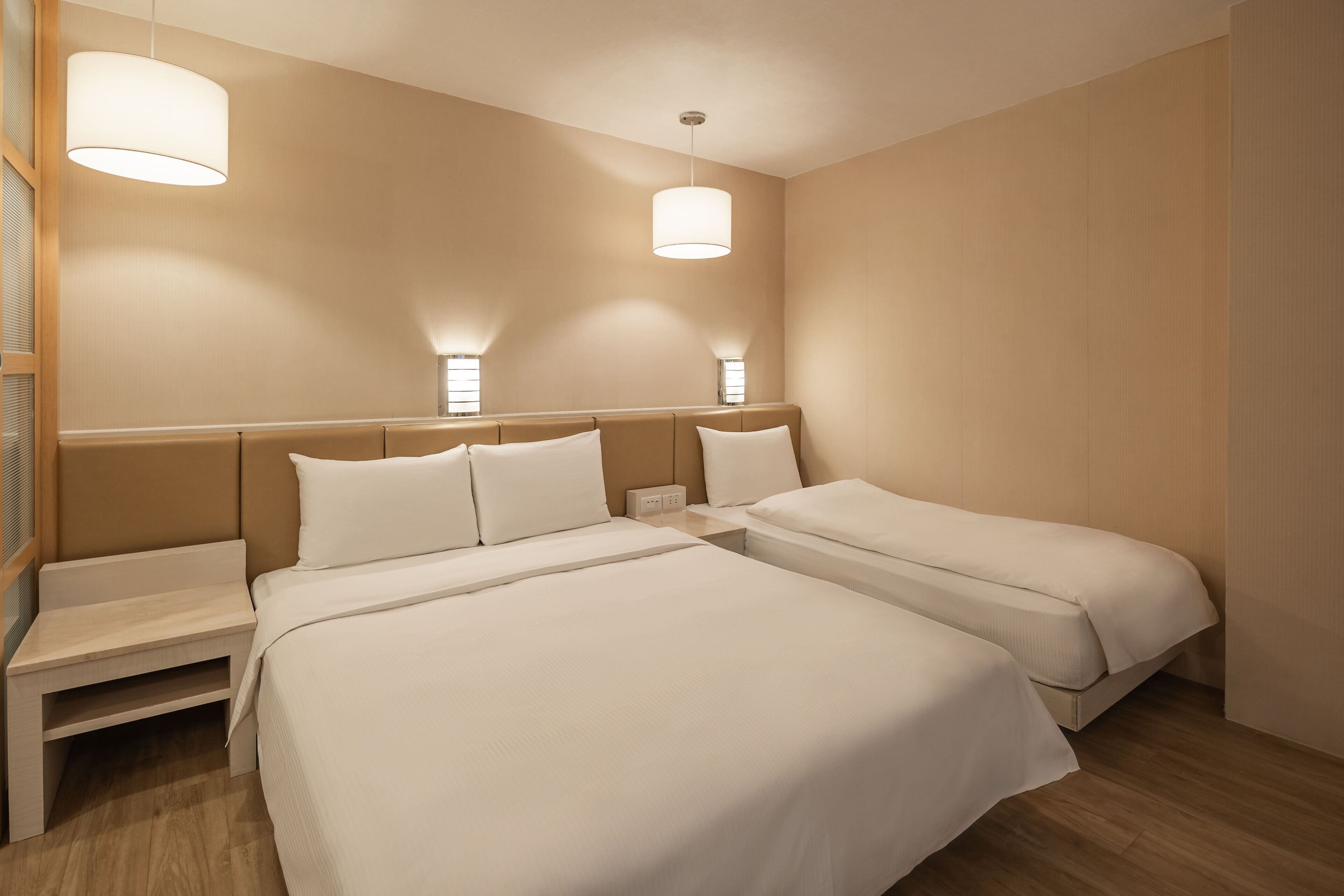 triple room | desk, soundproofing, free wired internet