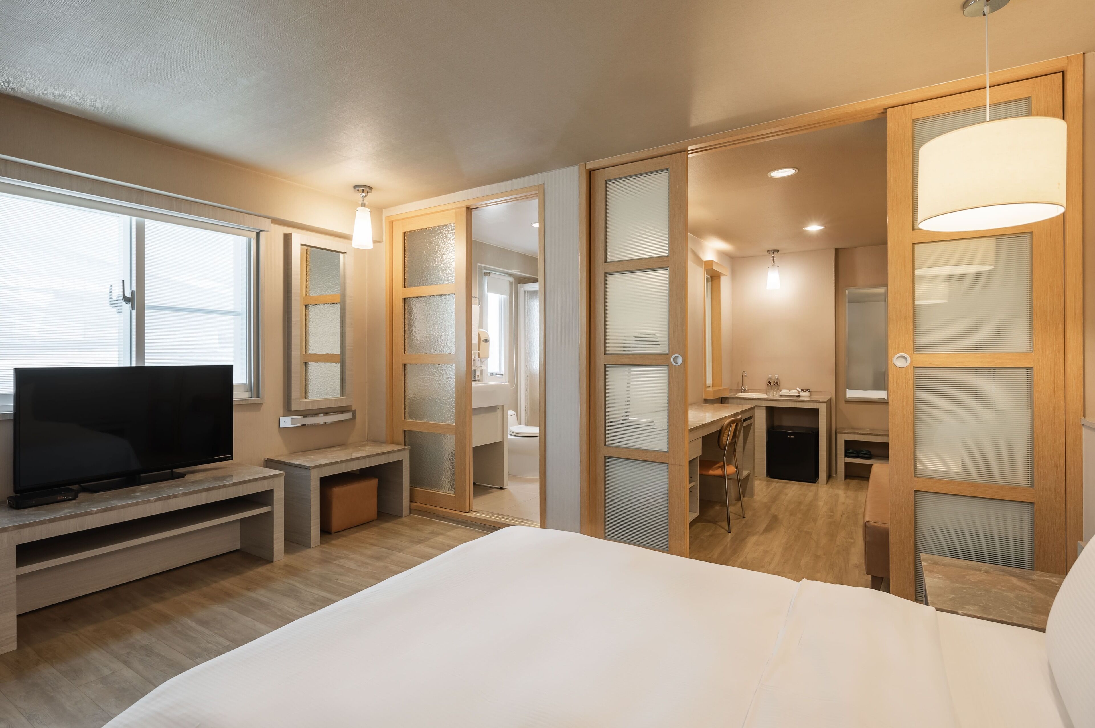 deluxe room | living area | lcd tv