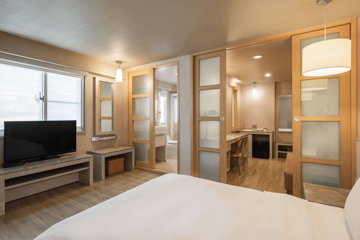 deluxe room | living area | lcd tv