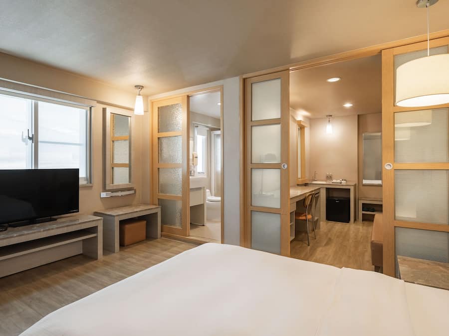 Deluxe Room | Living area | LCD TV