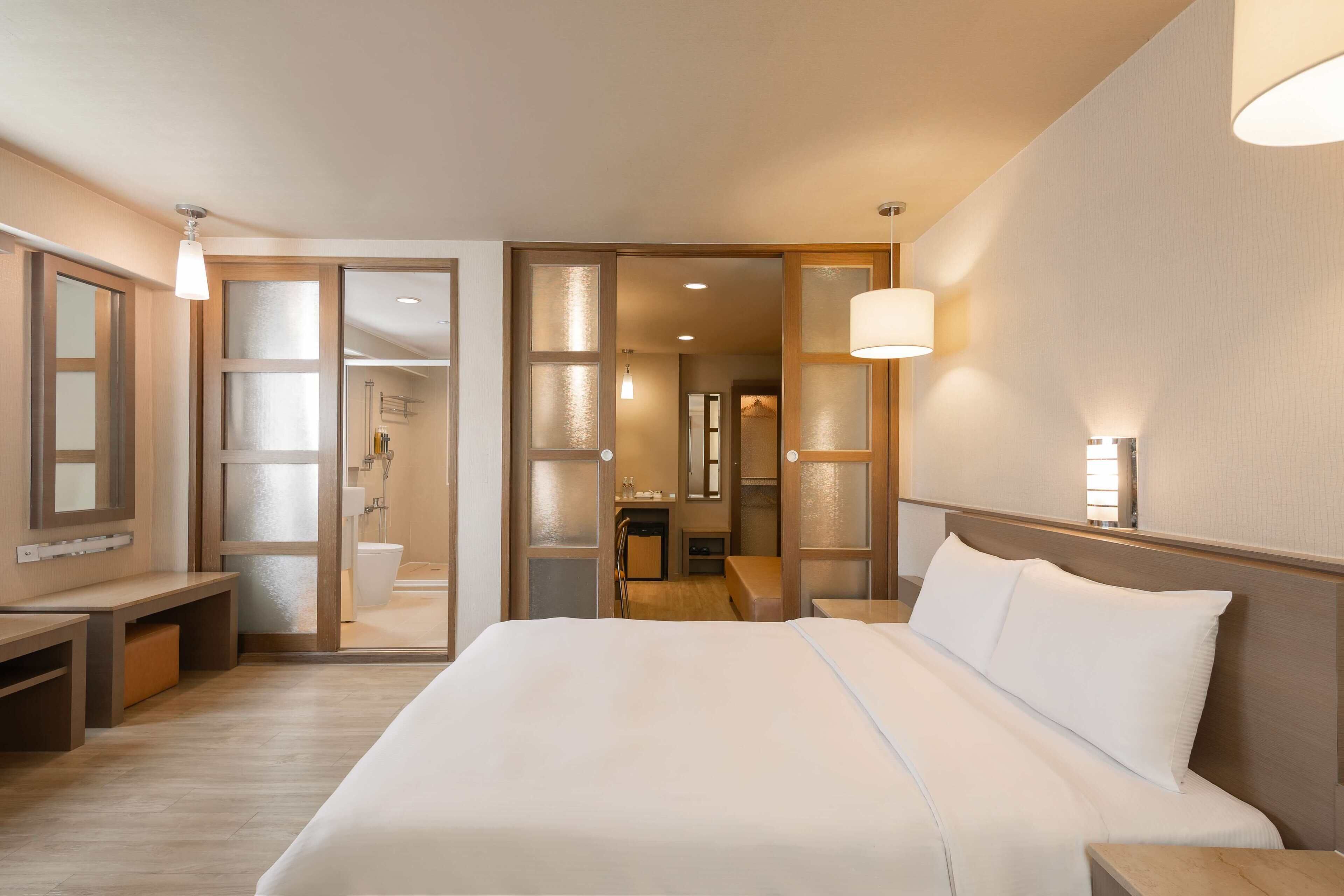 Deluxe Room | Desk, soundproofing