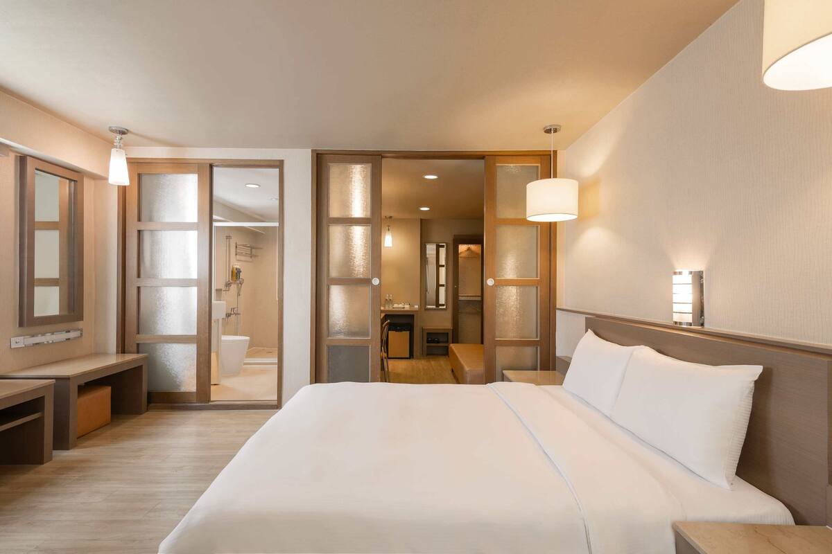 Deluxe Room | Desk, soundproofing