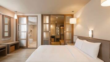 Deluxe Room | Desk, soundproofing