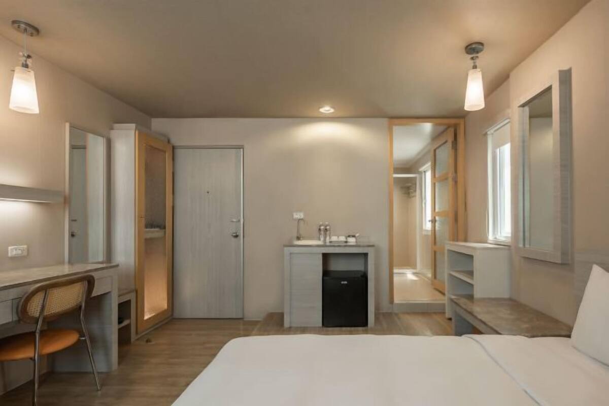 Desk, soundproofing, free wired Internet