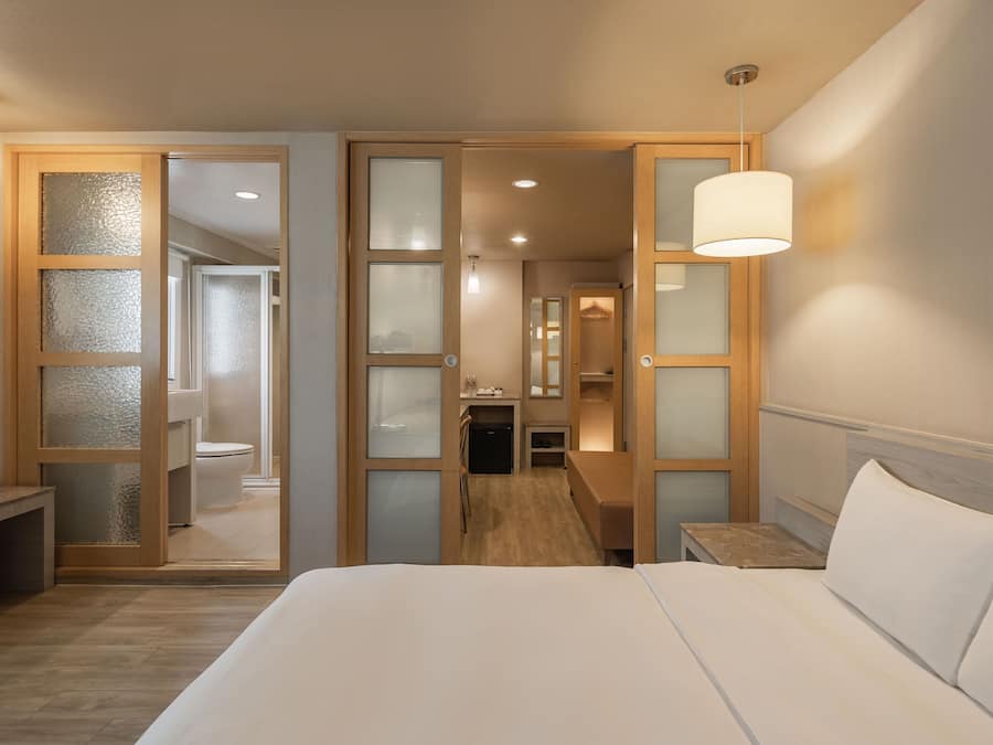 Deluxe kamer | Een bureau, geluiddichte muren, gratis kabelinternet