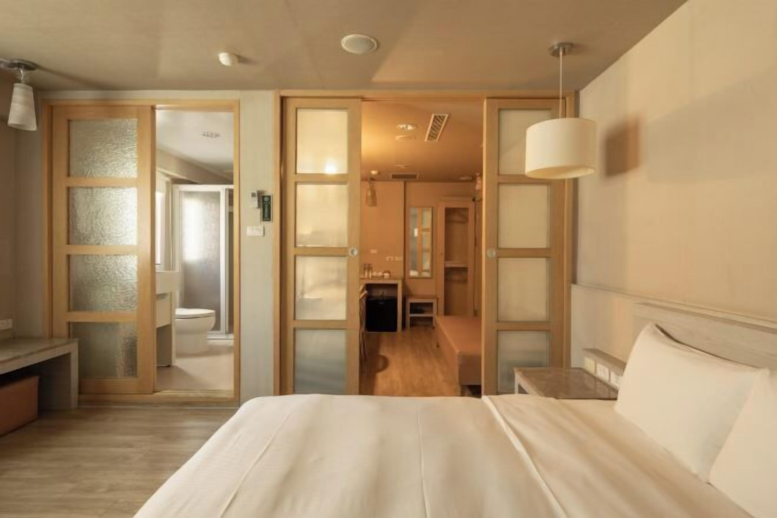 Skrifborð, hljóðeinangrun, ókeypis nettenging með snúru