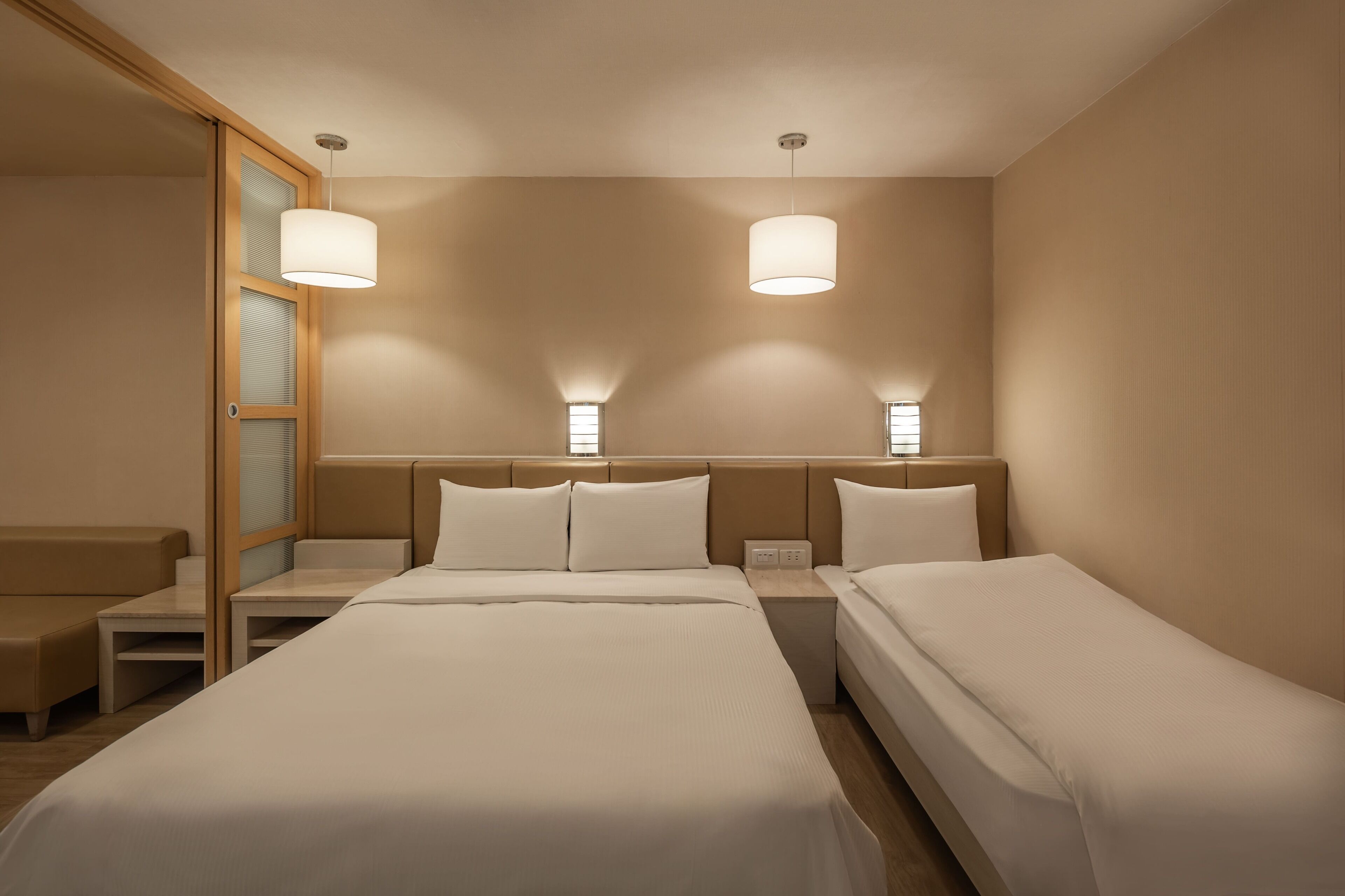 triple room | desk, soundproofing, free wired internet