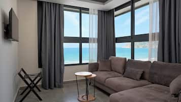Deluxe Room | Minibar, in-room safe, desk, blackout curtains