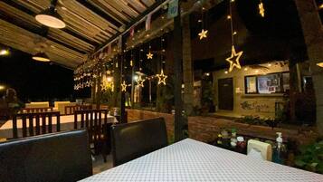 Fachada de la propiedad por la tarde o noche