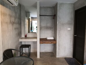 Deluxe Double Room (Deluxe Garden View) | Peti besi dalam bilik, meja