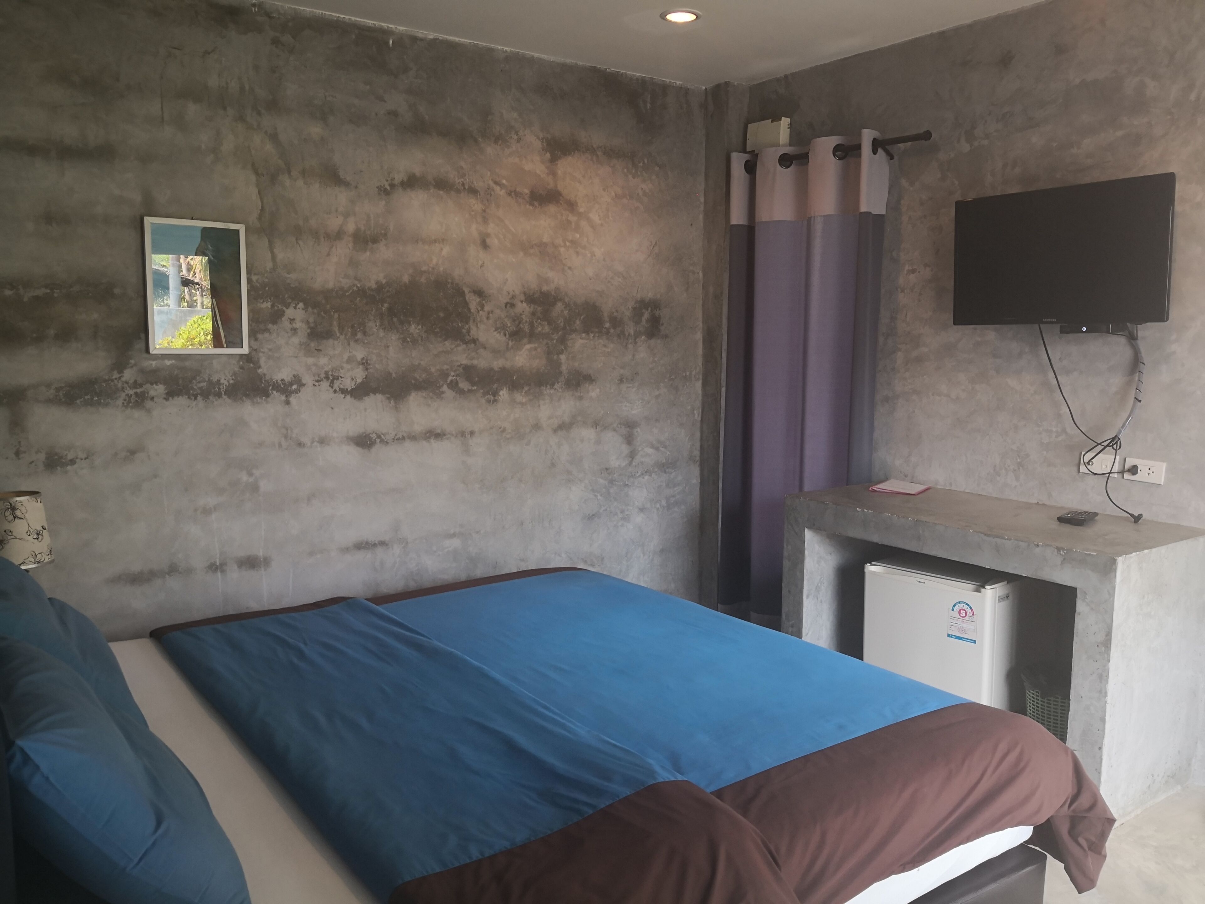 deluxe garden view | in-room safe, desk