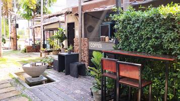 Déjeuner et dßner servis sur place, spécialités Cuisine internationale