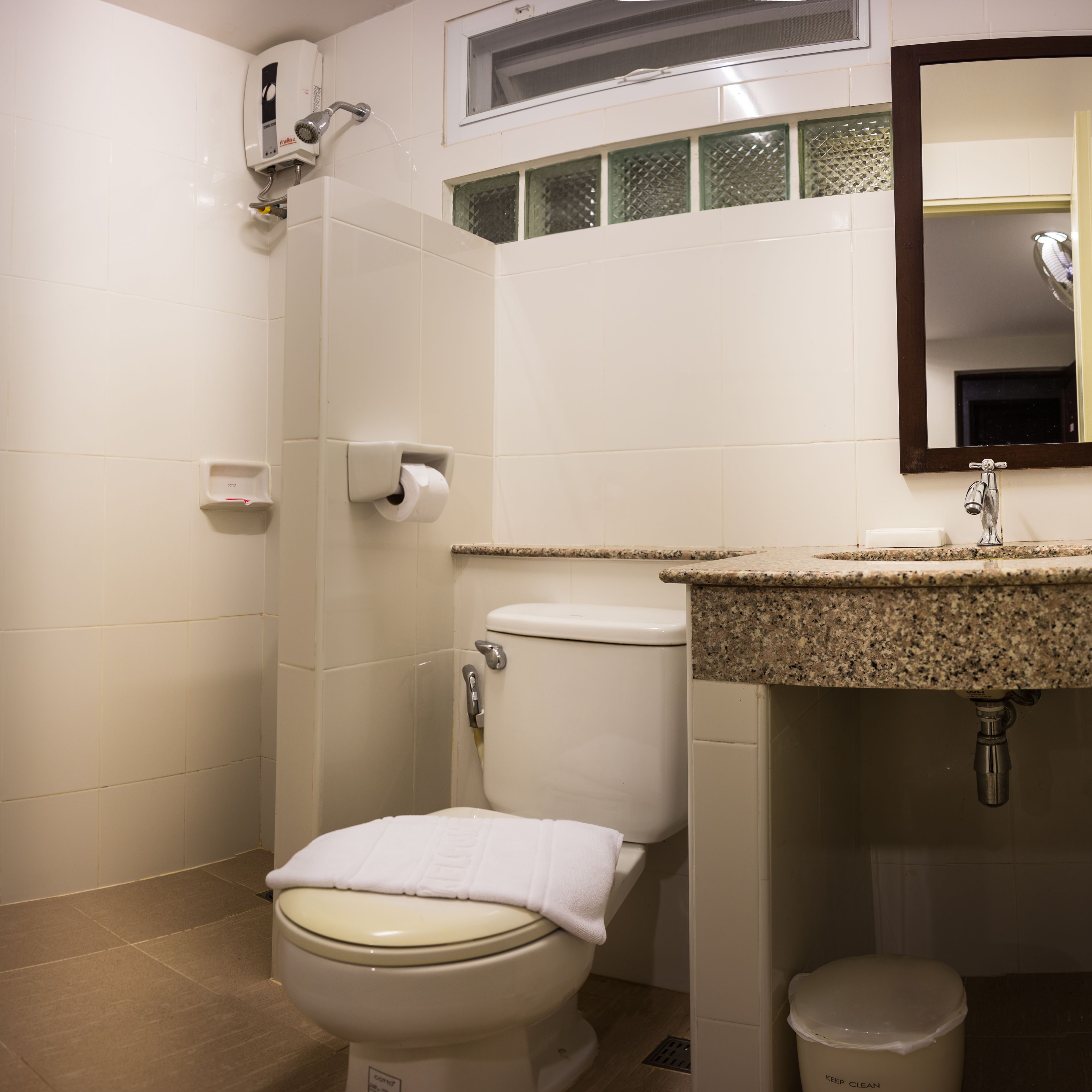 budget double with window | bathroom | shower, rainfall showerhead, towels