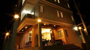 Un immeuble à plusieurs étages doté d’un balcon et d’un espace d’entrée abrité.